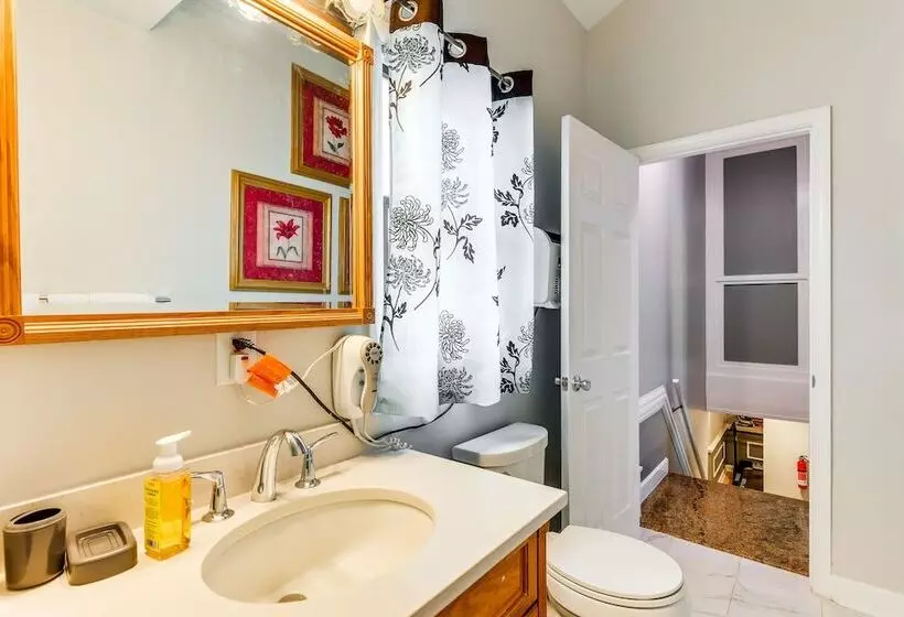 Spacious Home W/ Tranquil Patio ~ 29 Mi To Dc!