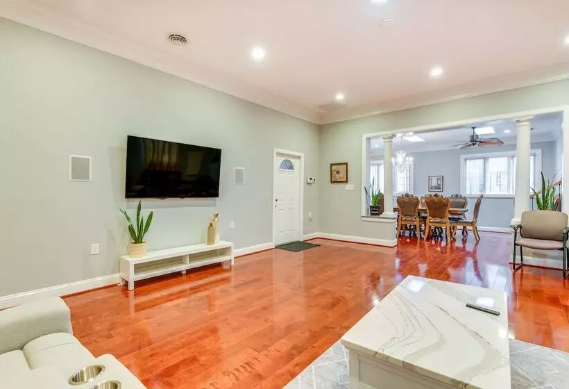 Spacious Home W/ Tranquil Patio ~ 29 Mi To Dc!