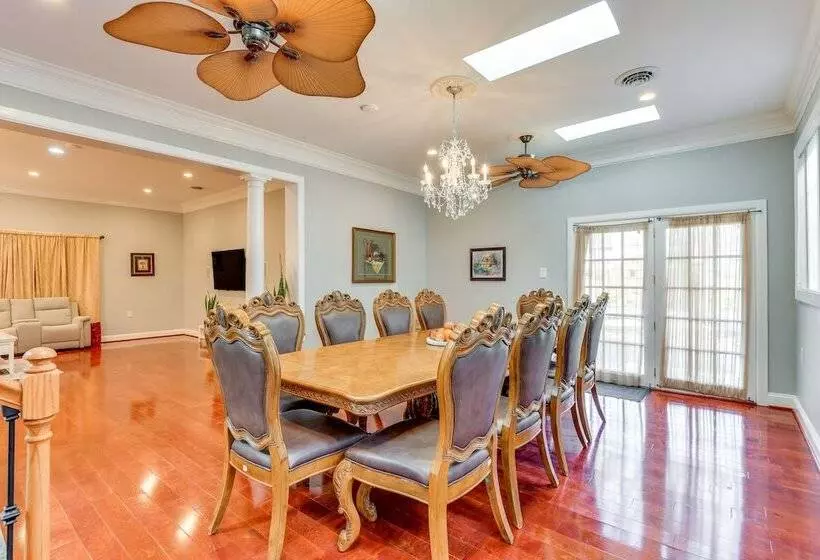 Spacious Home W/ Tranquil Patio ~ 29 Mi To Dc!