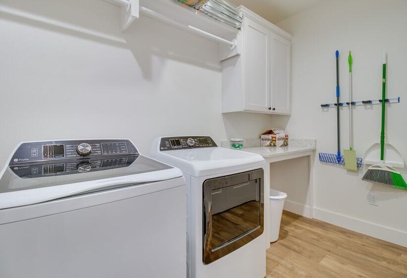 Waterfront Flippin Retreat W/ White River Access!