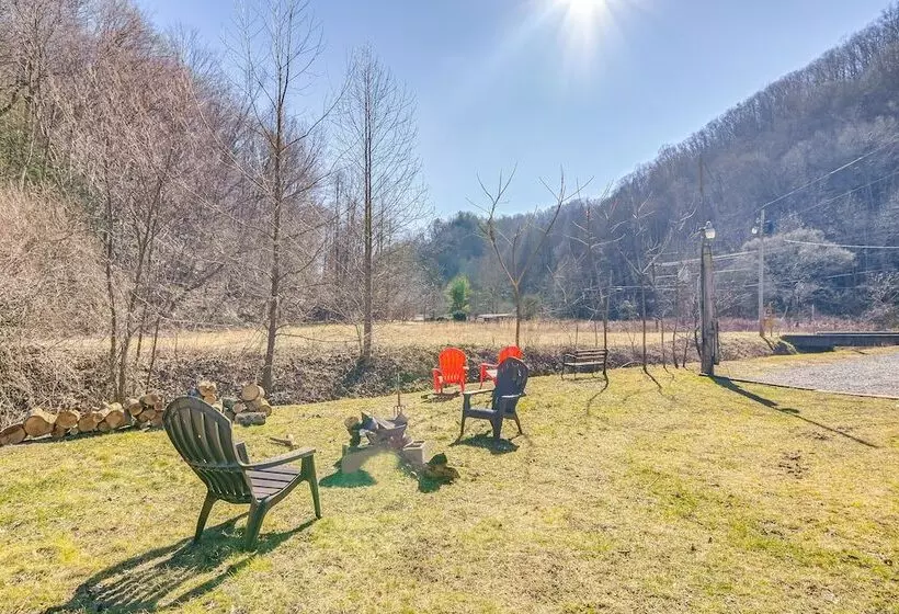 West Virginia Home Near Hatfield And Mccoy Trails!