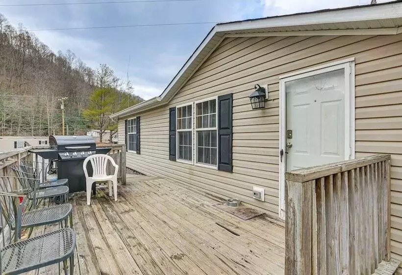 West Virginia Home Near Hatfield And Mccoy Trails!