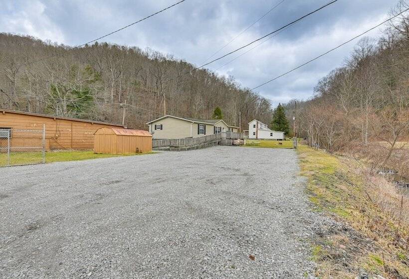 West Virginia Home Near Hatfield And Mccoy Trails!