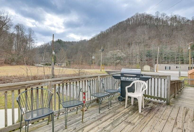 West Virginia Home Near Hatfield And Mccoy Trails!