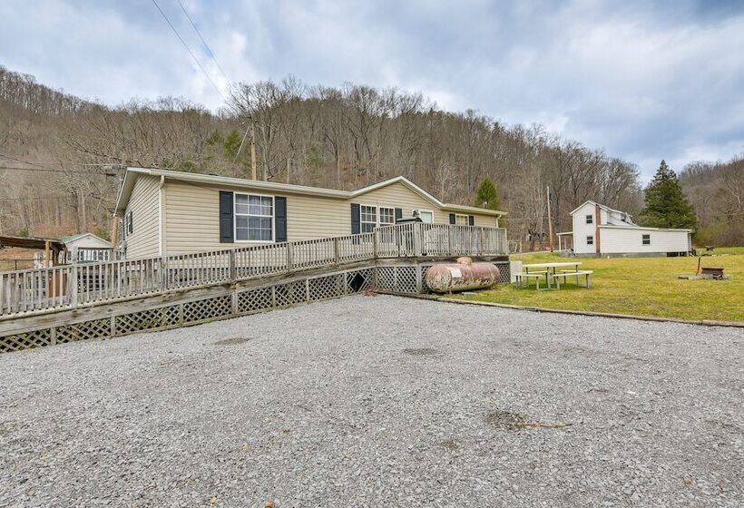 West Virginia Home Near Hatfield And Mccoy Trails!