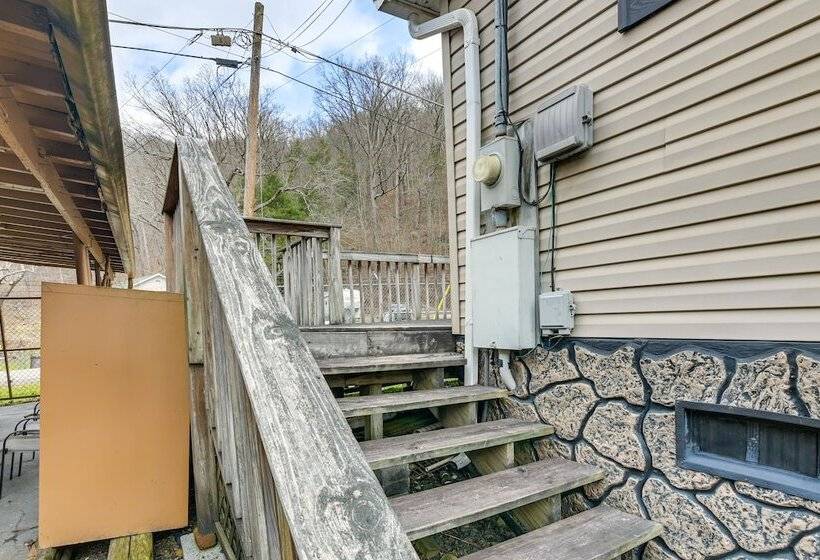 West Virginia Home Near Hatfield And Mccoy Trails!