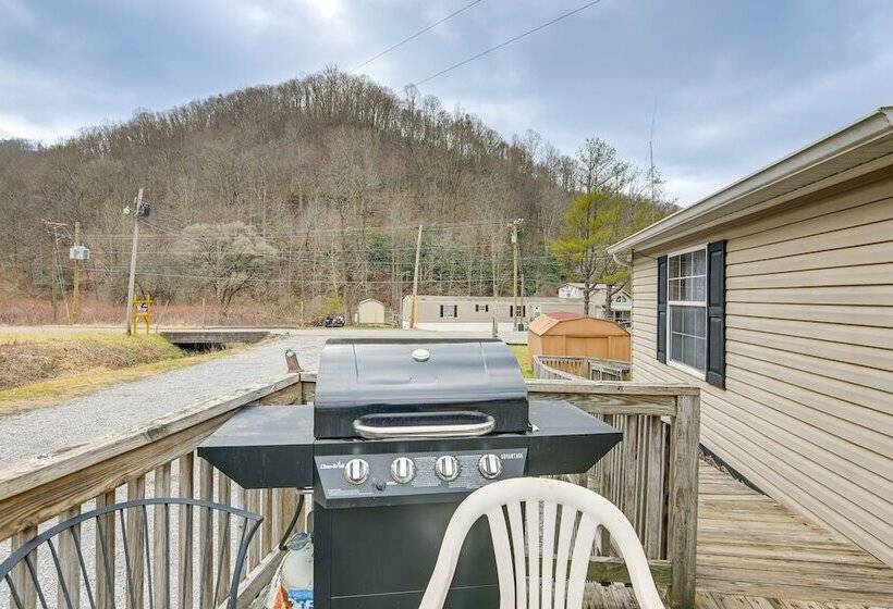 West Virginia Home Near Hatfield And Mccoy Trails!