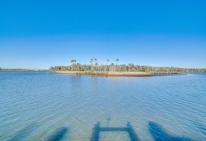 Crystal River Home: 2 Mi To Three Sisters Springs!