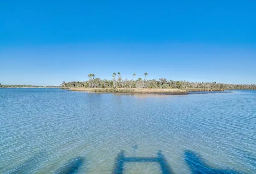 Crystal River Home: 2 Mi To Three Sisters Springs!