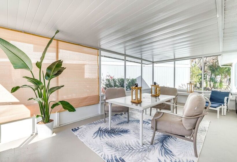 Crystal River Home: 2 Mi To Three Sisters Springs!