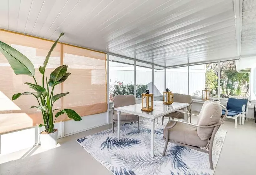 Crystal River Home: 2 Mi To Three Sisters Springs!