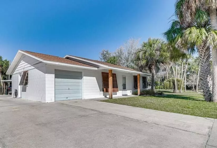 Crystal River Home: 2 Mi To Three Sisters Springs!