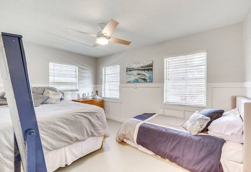 Crystal River Home: 2 Mi To Three Sisters Springs!