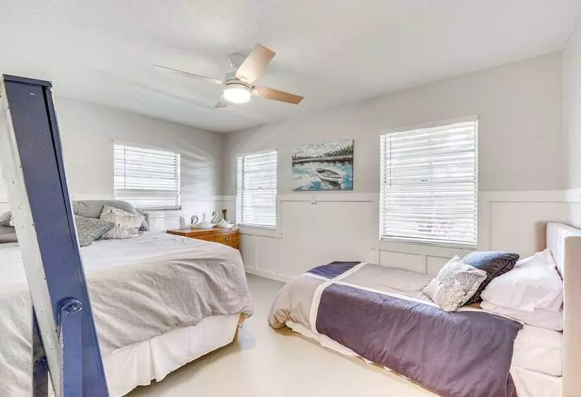 Crystal River Home: 2 Mi To Three Sisters Springs!