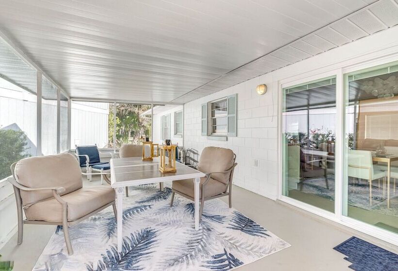 Crystal River Home: 2 Mi To Three Sisters Springs!