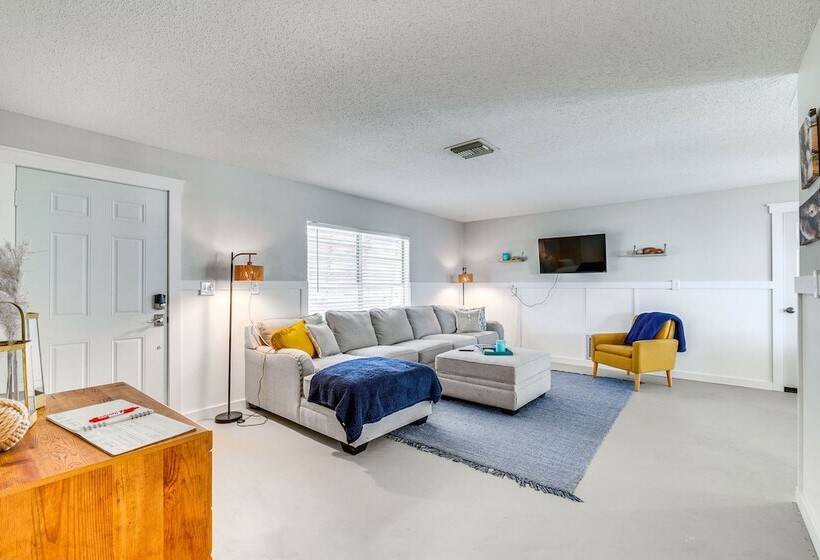 Crystal River Home: 2 Mi To Three Sisters Springs!