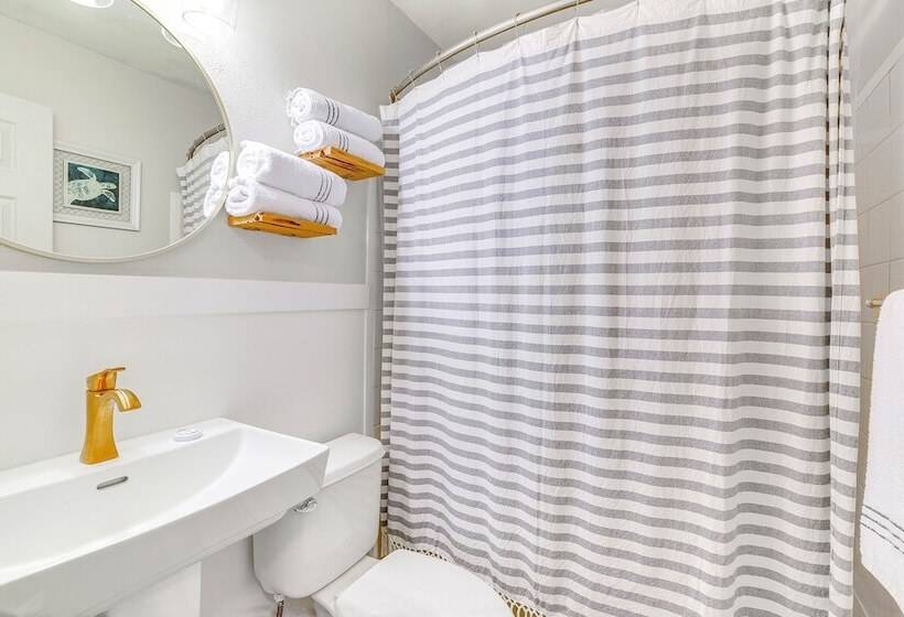 Crystal River Home: 2 Mi To Three Sisters Springs!