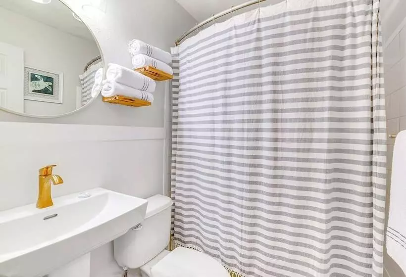 Crystal River Home: 2 Mi To Three Sisters Springs!