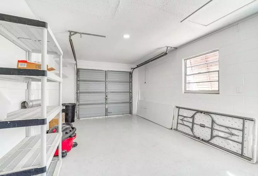 Crystal River Home: 2 Mi To Three Sisters Springs!