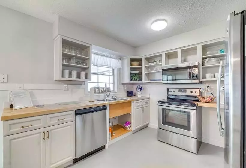 Crystal River Home: 2 Mi To Three Sisters Springs!