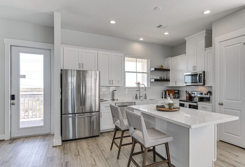 Galveston Home W/ Decks + Views, Walk To Beaches!