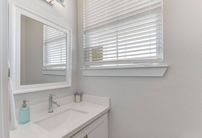 Galveston Home W/ Decks + Views, Walk To Beaches!