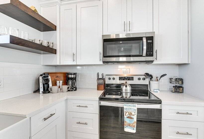 Galveston Home W/ Decks + Views, Walk To Beaches!