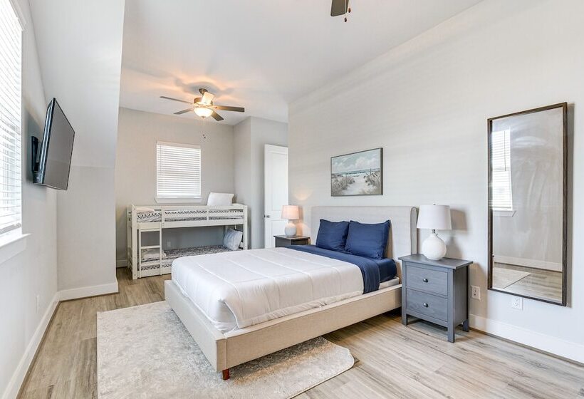 Galveston Home W/ Decks + Views, Walk To Beaches!