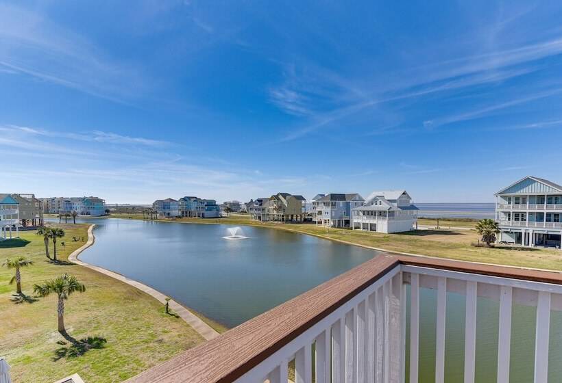 Galveston Home W/ Decks + Views, Walk To Beaches!