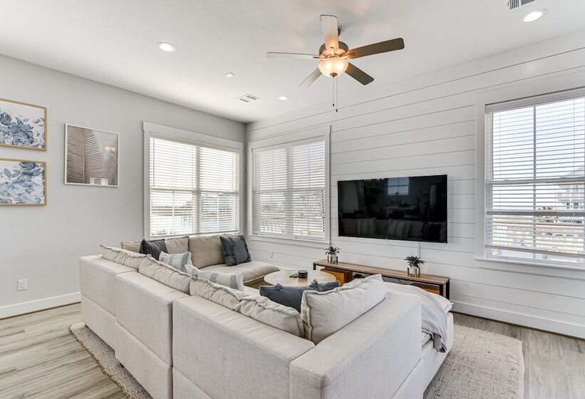 Galveston Home W/ Decks + Views, Walk To Beaches!