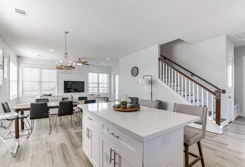 Galveston Home W/ Decks + Views, Walk To Beaches!