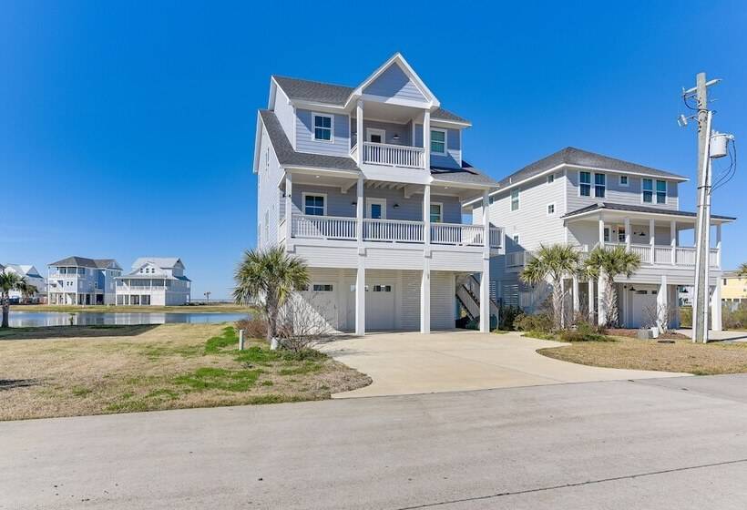 Galveston Home W/ Decks + Views, Walk To Beaches!
