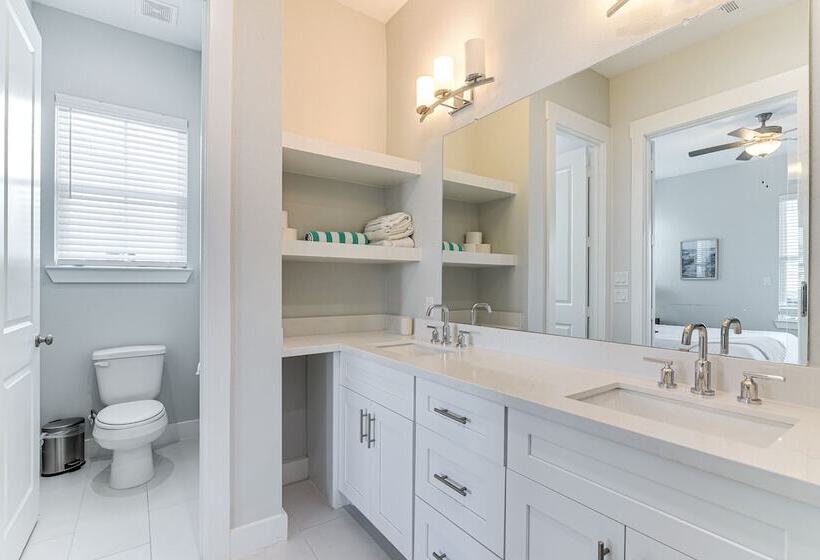 Galveston Home W/ Decks + Views, Walk To Beaches!