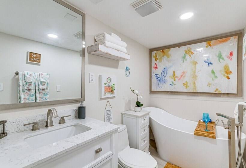 Gulf Breeze Home W/ Deck: Walk To Public Boat Ramp