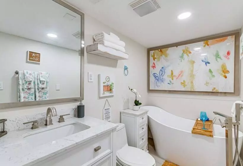 Gulf Breeze Home W/ Deck: Walk To Public Boat Ramp