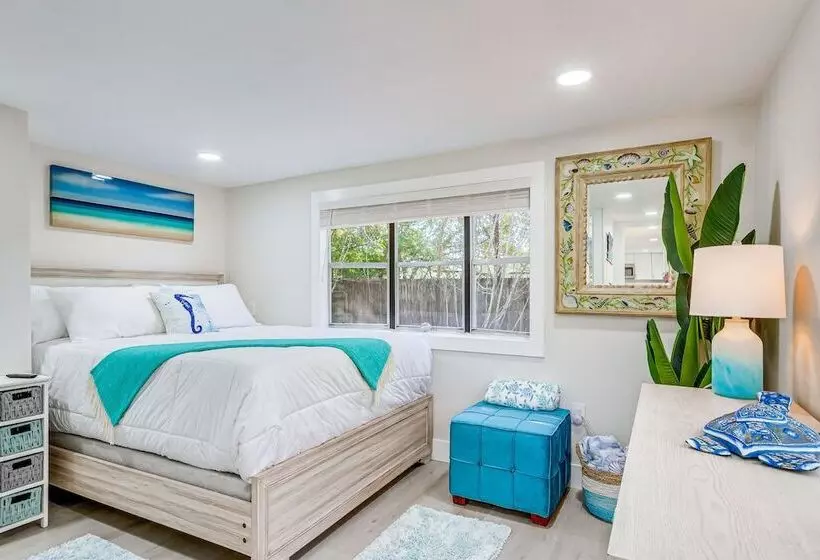 Gulf Breeze Home W/ Deck: Walk To Public Boat Ramp