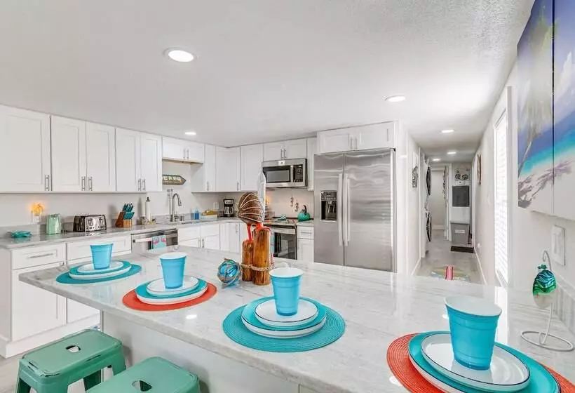 Gulf Breeze Home W/ Deck: Walk To Public Boat Ramp