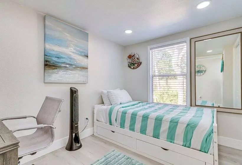 Gulf Breeze Home W/ Deck: Walk To Public Boat Ramp