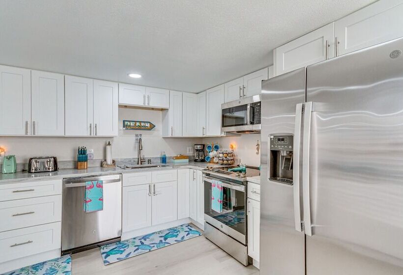 Gulf Breeze Home W/ Deck: Walk To Public Boat Ramp