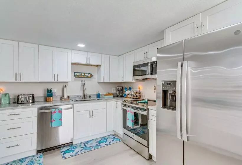 Gulf Breeze Home W/ Deck: Walk To Public Boat Ramp