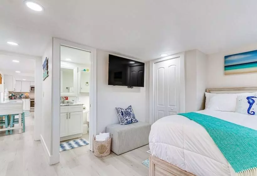 Gulf Breeze Home W/ Deck: Walk To Public Boat Ramp