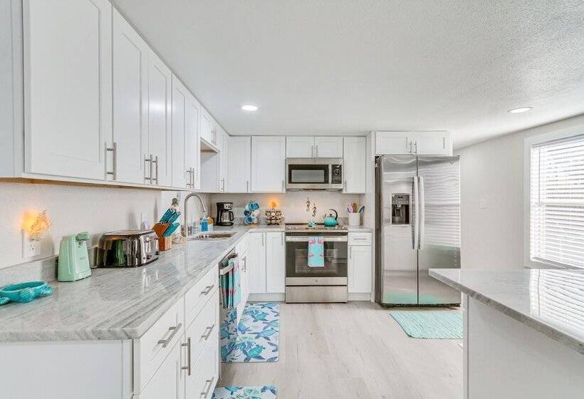 Gulf Breeze Home W/ Deck: Walk To Public Boat Ramp