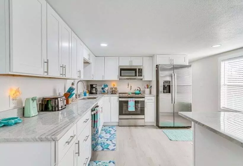 Gulf Breeze Home W/ Deck: Walk To Public Boat Ramp