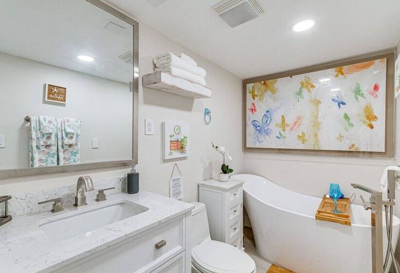 Gulf Breeze Home W/ Deck: Walk To Public Boat Ramp