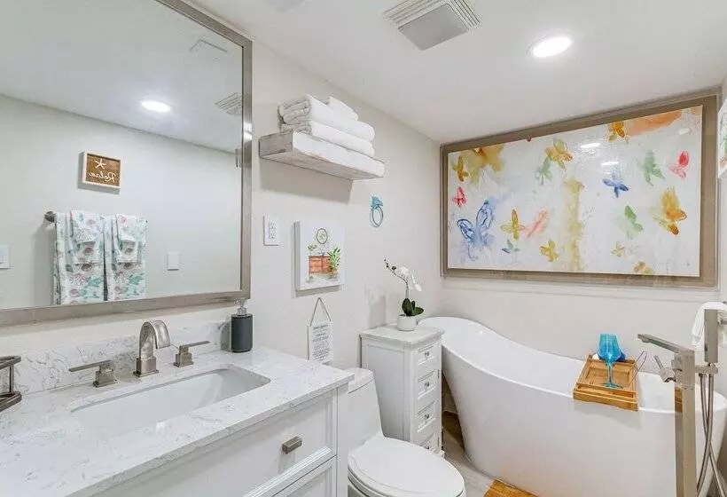 Gulf Breeze Home W/ Deck: Walk To Public Boat Ramp