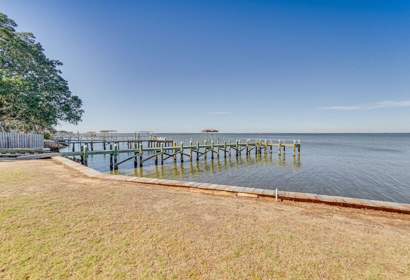 Gulf Breeze Home W/ Deck: Walk To Public Boat Ramp