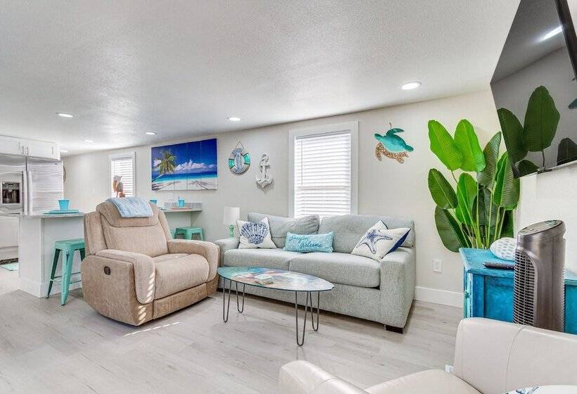 Gulf Breeze Home W/ Deck: Walk To Public Boat Ramp