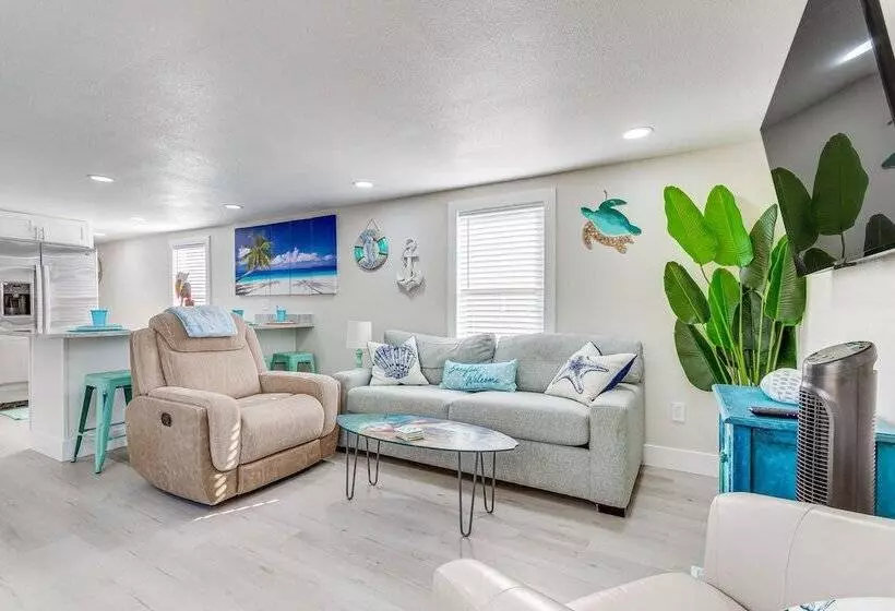 Gulf Breeze Home W/ Deck: Walk To Public Boat Ramp