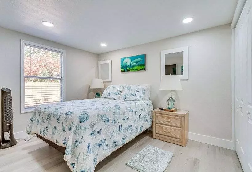 Gulf Breeze Home W/ Deck: Walk To Public Boat Ramp