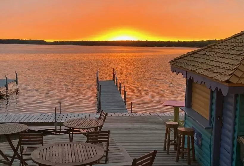 Hotelli Manhattan Beach Lodge